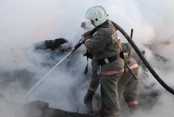 Спасатели МЧС России ликвидировали пожар в неэксплуатируемом здании в Юргинском МО