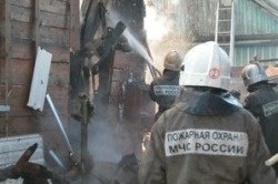 Спасатели МЧС России ликвидировали пожар в частных хозяйственных постройках в Юргинском МО
