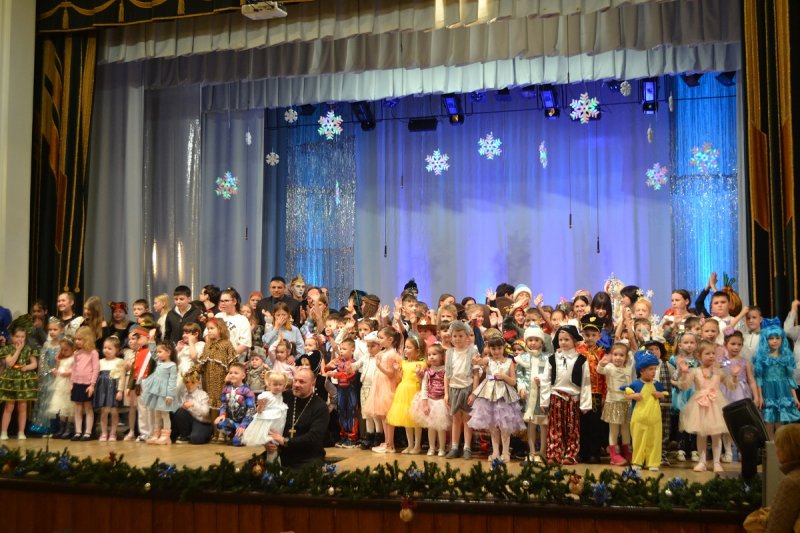 В Юрге члены Общественного совета организовали масштабный новогодний концерт для детей