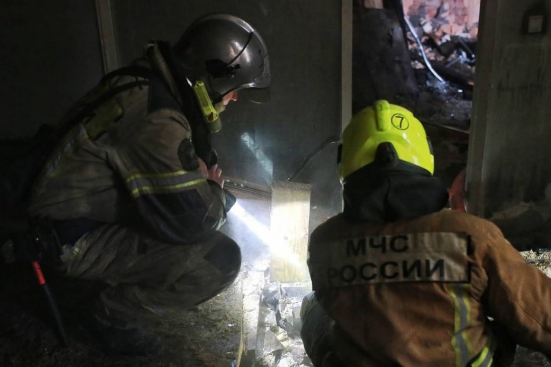 Спасатели МЧС России ликвидировали пожар в частной хозяйственной постройке и легковом автомобиле в Юргинском МО