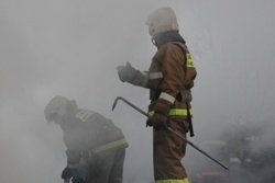 Спасатели МЧС России ликвидировали пожар в частных жилых домах и хозяйственной постройке в Юргинском МО
