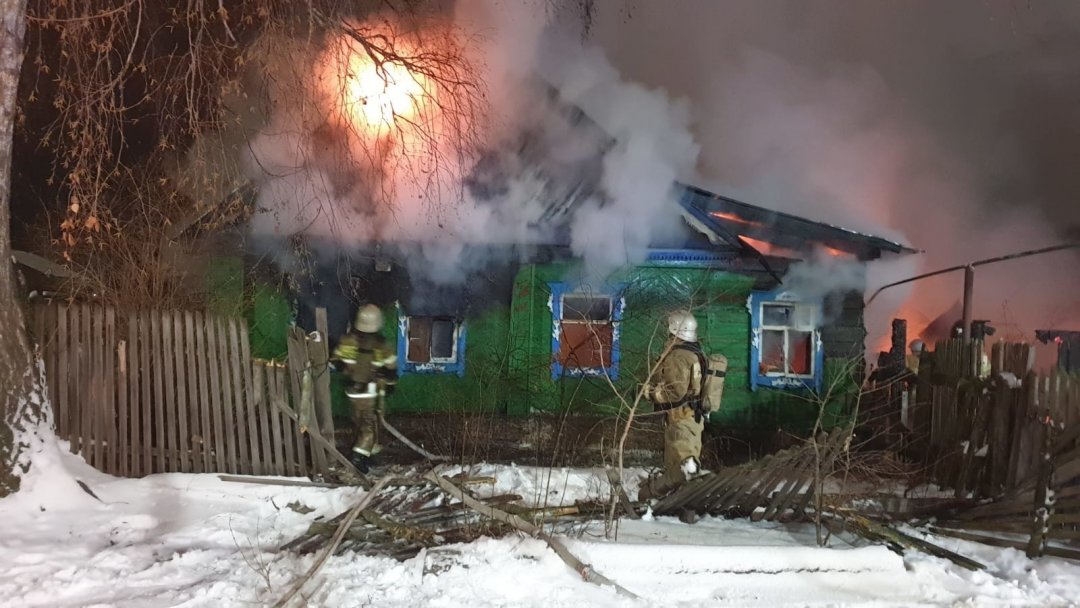 Спасатели МЧС России ликвидировали пожар в частном жилом доме, хозяйственных постройках в Юргинском ГО